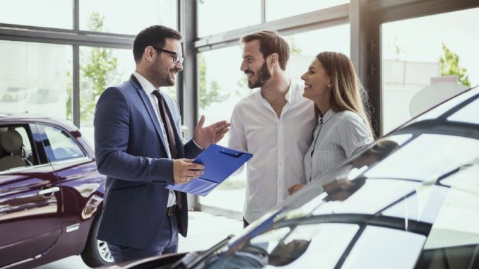 persona comprando seguro de auto