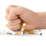 mano apretando cigarros
