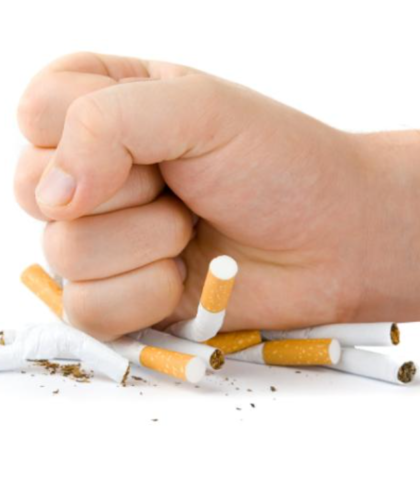 mano apretando cigarros