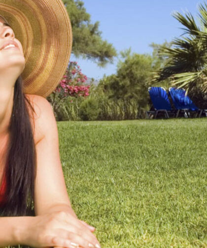 chica tomando el sol en parque