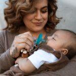 Madre acurrucando a su bebé