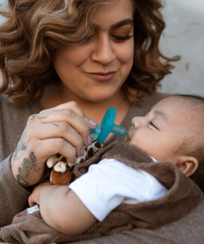 Madre acurrucando a su bebé