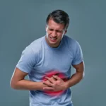 dolor boca estomago de un hombre