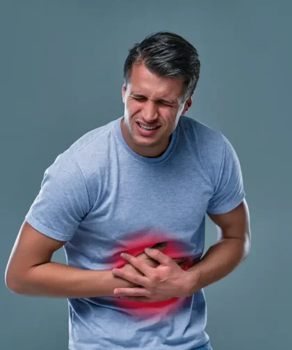 dolor boca estomago de un hombre