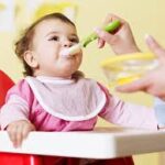Bebé comiendo papilla