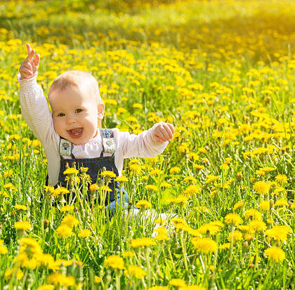 Bebé en flores de primavera