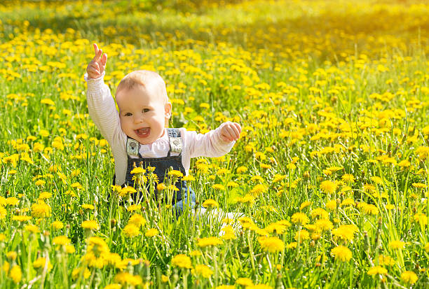 Bebé en flores de primavera