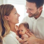 Familia con bebé recién nacido