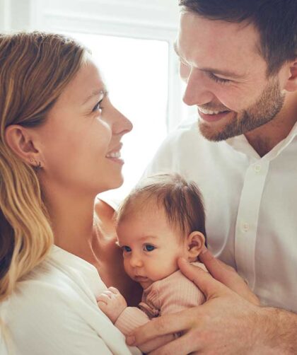 Familia con bebé recién nacido