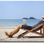 autonomo trabajando en la playa