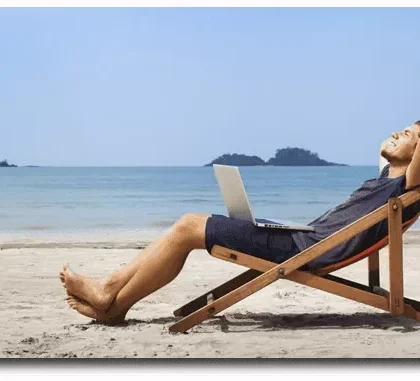 autonomo trabajando en la playa