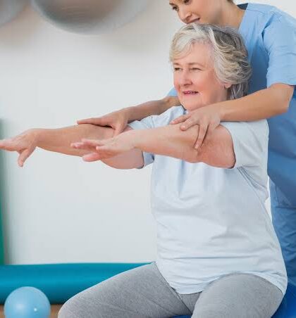 mujer haciendo sentadillas