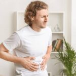 hombre con dolor de estomago