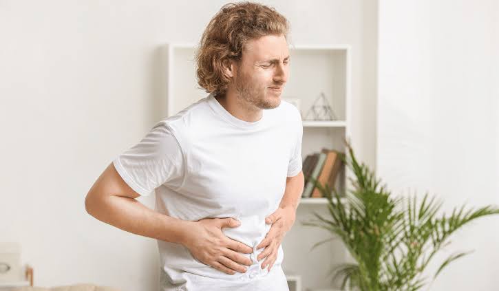 hombre con dolor de estomago